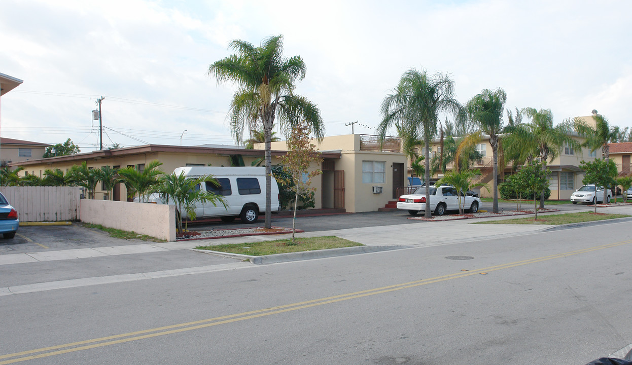 Hialeah Terrace Hotel in Hialeah, FL - Building Photo