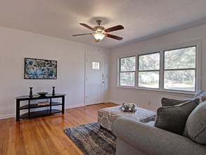 604 N Kentucky Ave in DeLand, FL - Building Photo - Building Photo