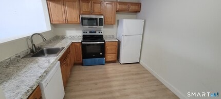 8 Scuppo Rd in Danbury, CT - Building Photo - Building Photo