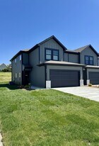 8353 Valley Spring Dr in De Soto, KS - Building Photo