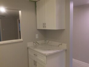 1100 E Bay Dr, Unit 82 in Largo, FL - Building Photo - Building Photo