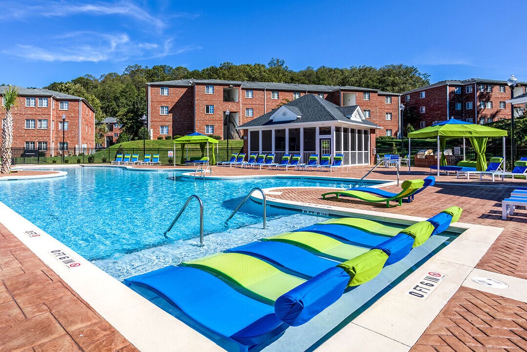 Ascot Point Village in Asheville, NC - Foto de edificio