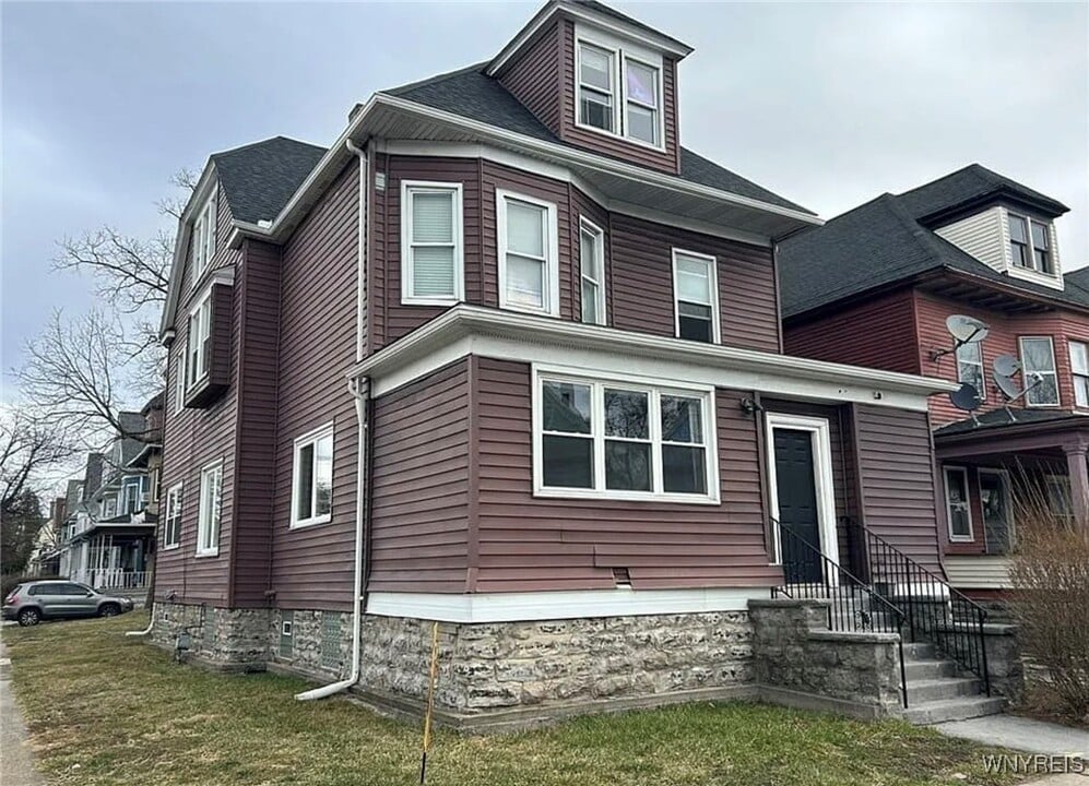 402 W Ferry St in Buffalo, NY - Building Photo