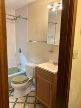 12 Grafton St, Unit 12 in Lowell, MA - Foto de edificio - Building Photo