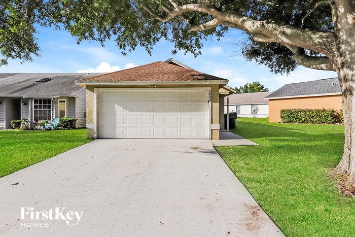 2047 Windward Pass in Lakeland, FL - Building Photo