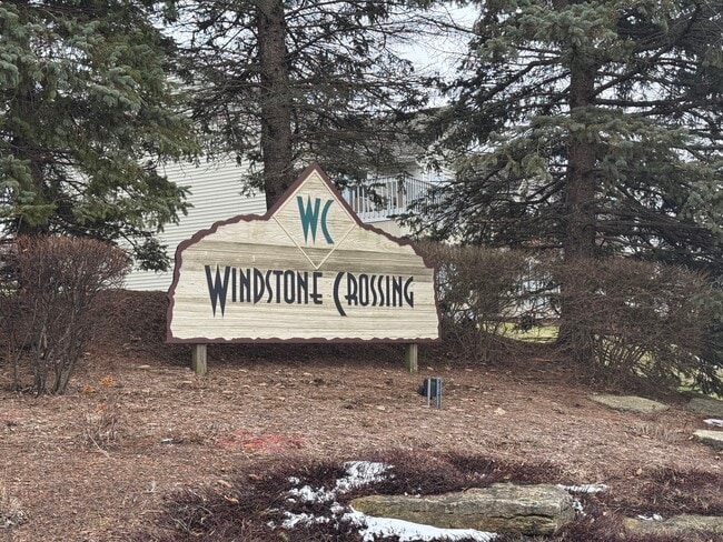 924 Windstone Ct in Lake In The Hills, IL - Building Photo - Building Photo