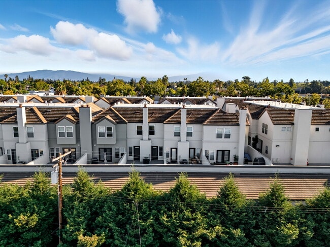 Stevens Creek Villas in Santa Clara, CA - Foto de edificio - Building Photo