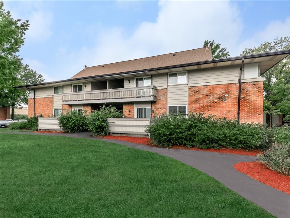 Whispering Hills Apartments in St. Louis, MO - Foto de edificio