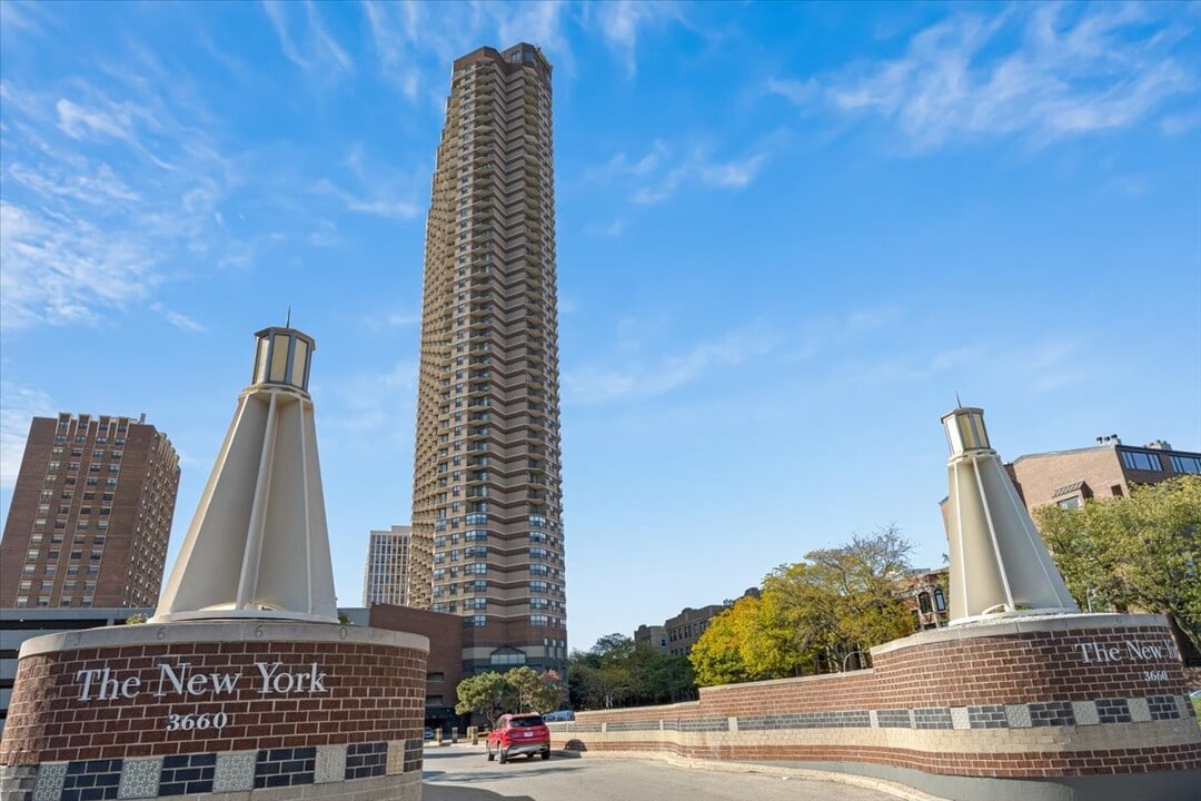3660 N Lake Shore Dr in Chicago, IL - Building Photo