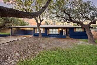 1305 W 1st St in Lampasas, TX - Building Photo - Building Photo