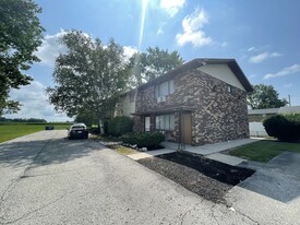 Holly Apartments in Kokomo, IN - Building Photo