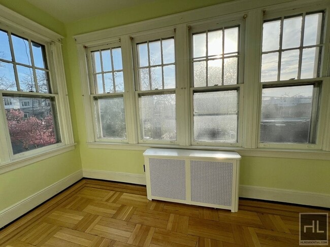 3.5BR 2BA Massive Townhouse w/ Sunroom & Optional Private Parking In Maspeth, Unit 2