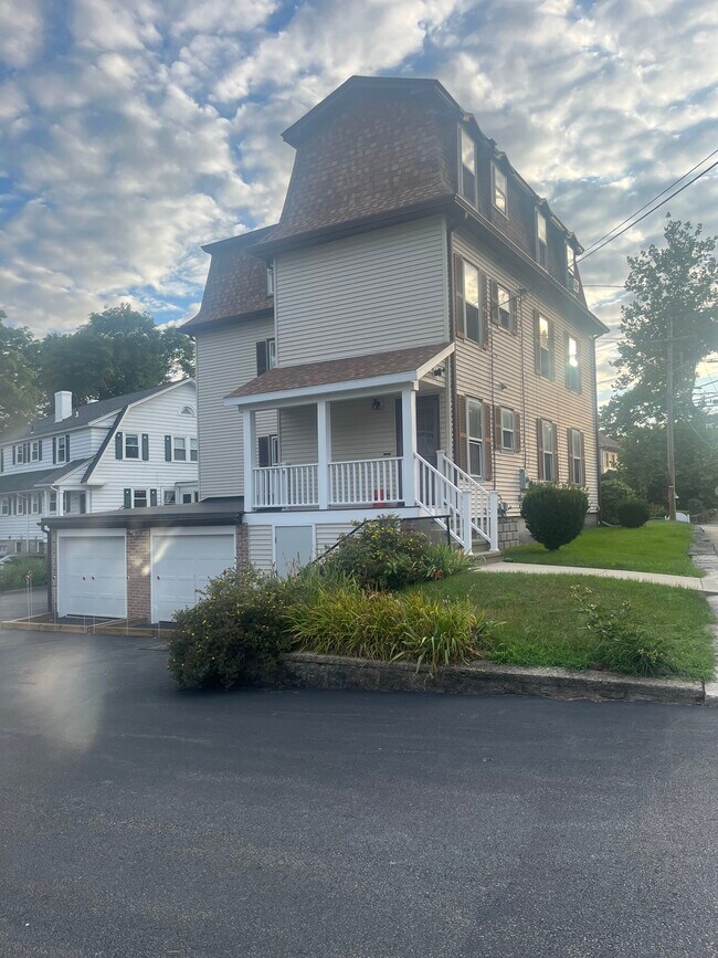 37 Oak St, Unit Apt # 2 in Uxbridge, MA - Building Photo - Building Photo