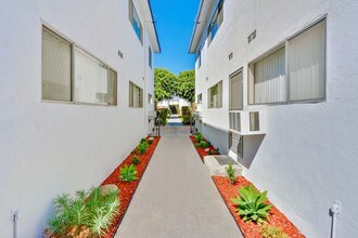 Cedar Court Apartments in Bellflower, CA - Foto de edificio - Building Photo