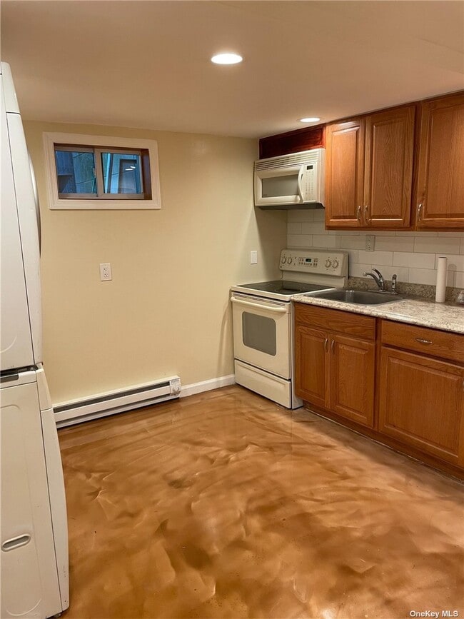 1887 Joshuas Path in Central Islip, NY - Foto de edificio - Building Photo