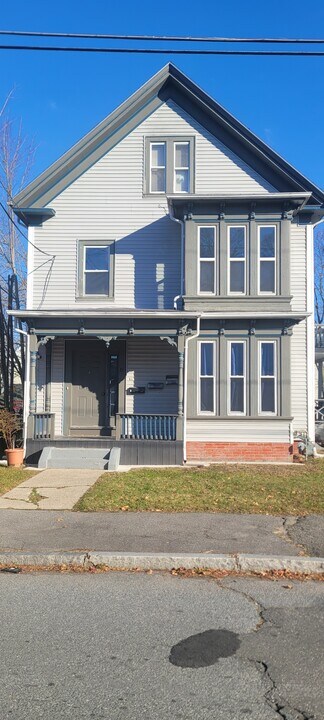28 Elm Ave in Brockton, MA - Foto de edificio
