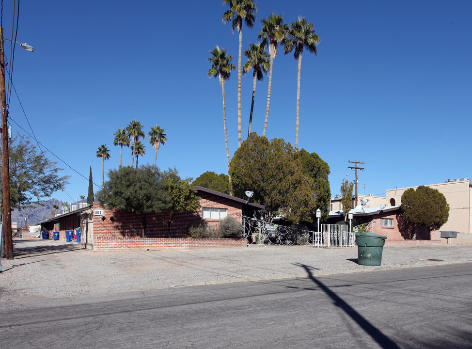 Tropicana Apartments in Tucson, AZ - Building Photo