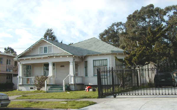 2519 Humboldt Ave in Oakland, CA - Foto de edificio - Building Photo