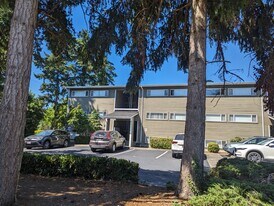 6007 Lakeview Dr in Kirkland, WA - Building Photo