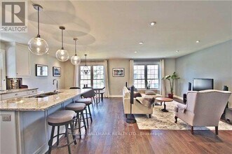 208 Pine Cove Rd in Burlington, ON - Building Photo - Building Photo