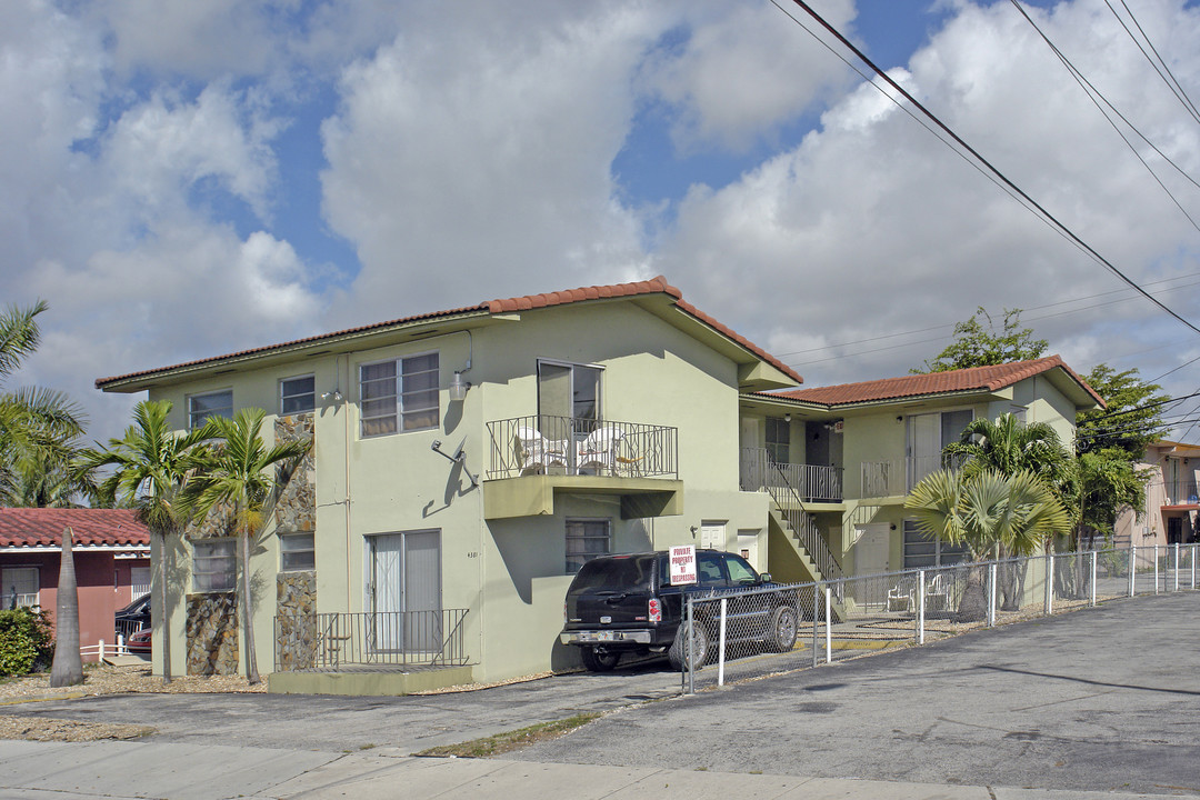 4381 W Flagler St in Miami, FL - Foto de edificio