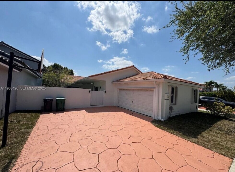 8754 NW 149th Ter in Hialeah, FL - Building Photo