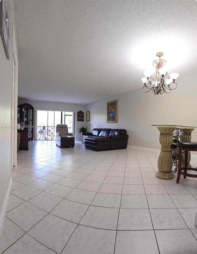 302 Lakeview Dr in Weston, FL - Building Photo - Building Photo