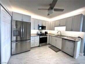 3392 N Key Dr, Unit 7 in North Fort Myers, FL - Foto de edificio - Building Photo