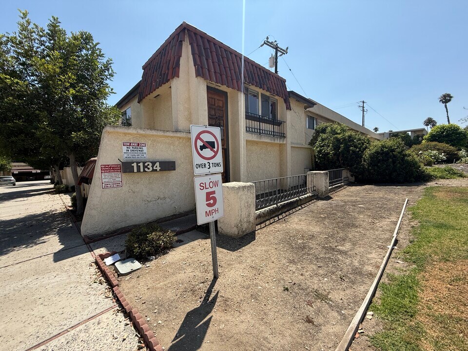 1134 W Huntington Dr in Arcadia, CA - Foto de edificio