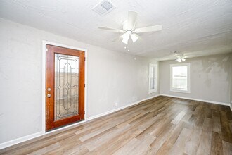 7221 S Hall St in Houston, TX - Building Photo - Building Photo