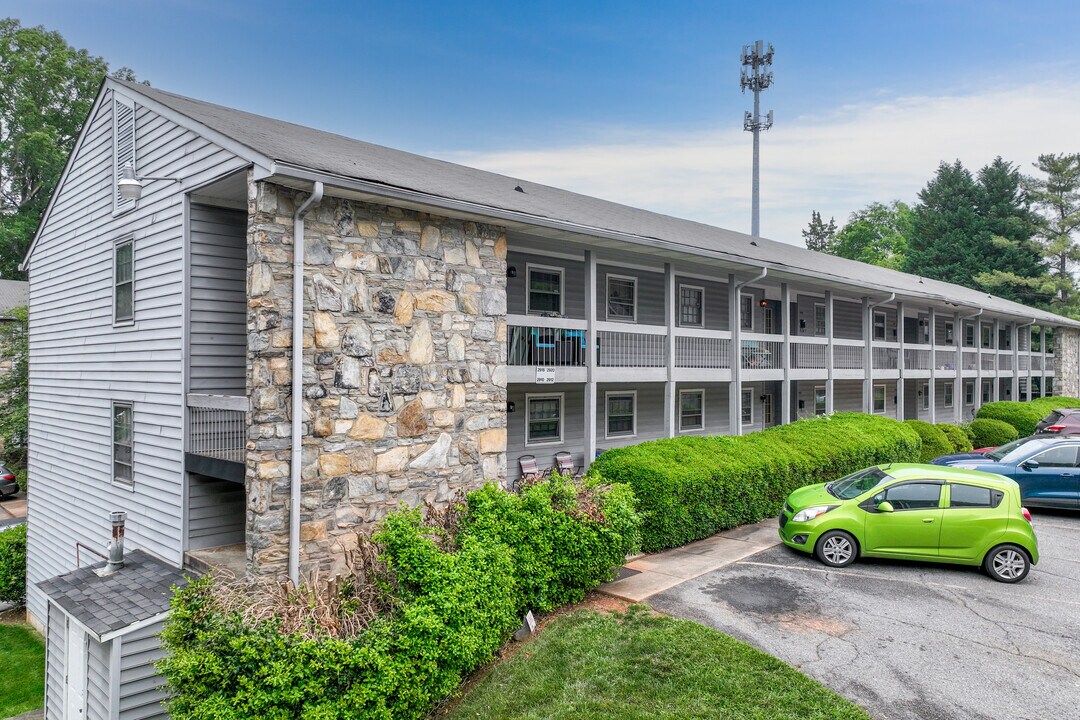 Georgetown Condominiums in Winston-Salem, NC - Building Photo