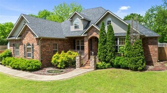 204 Tunbridge Dr in Bentonville, AR - Building Photo