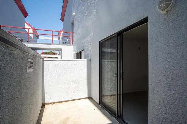 11575 Missouri Ave in Los Angeles, CA - Building Photo - Building Photo