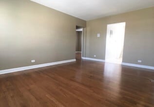 7630 N Milwaukee Ave, Unit TWO BEDROOMS in Niles, IL - Building Photo - Building Photo