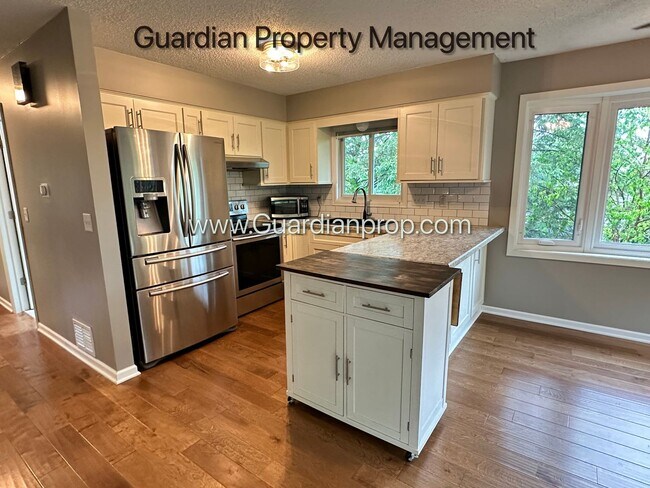 9950 Buckingham Dr in Eden Prairie, MN - Building Photo - Building Photo