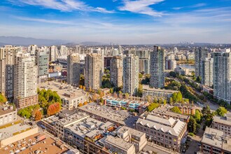 Landmark 33 in Vancouver, BC - Building Photo - Building Photo