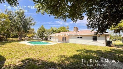 1073 Leeward Dr in Deltona, FL - Foto de edificio - Building Photo