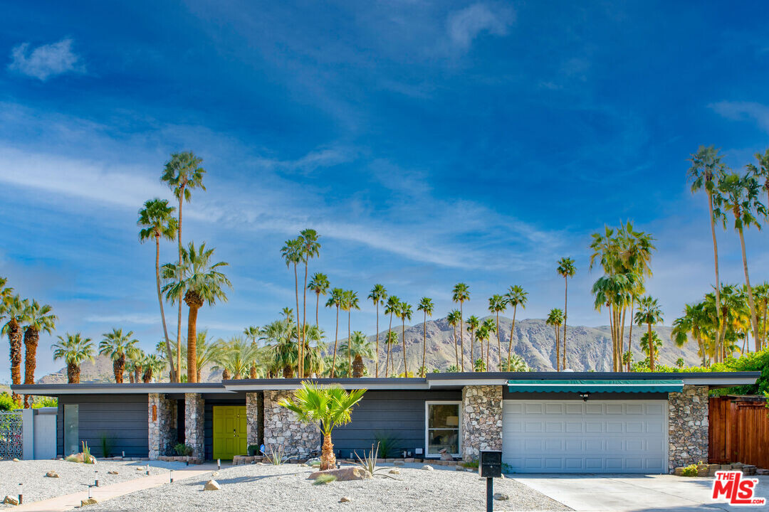 1585 Madrona Dr in Palm Springs, CA - Building Photo