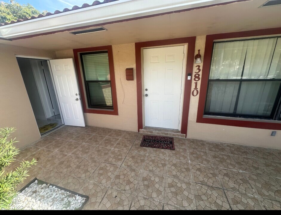 3810 NE 3rd Ave in Deerfield Beach, FL - Foto de edificio