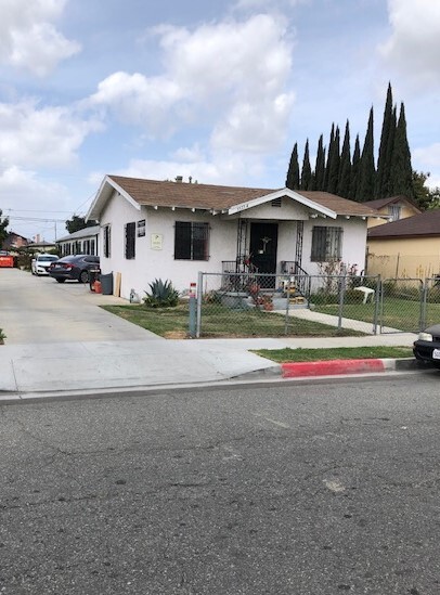 3523 Los Flores Blvd in Lynwood, CA - Building Photo