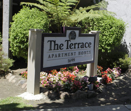 Laguna Terrace Apartments in Concord, CA - Foto de edificio - Building Photo