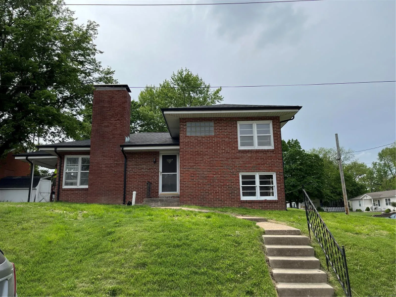 691 8th St in Carlyle, IL - Building Photo