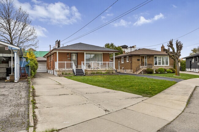 32 Victor Blvd in Hamilton, ON - Building Photo - Building Photo