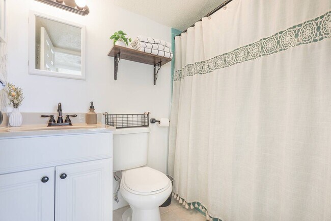 2281 Ala Wai Blvd in Honolulu, HI - Building Photo - Building Photo