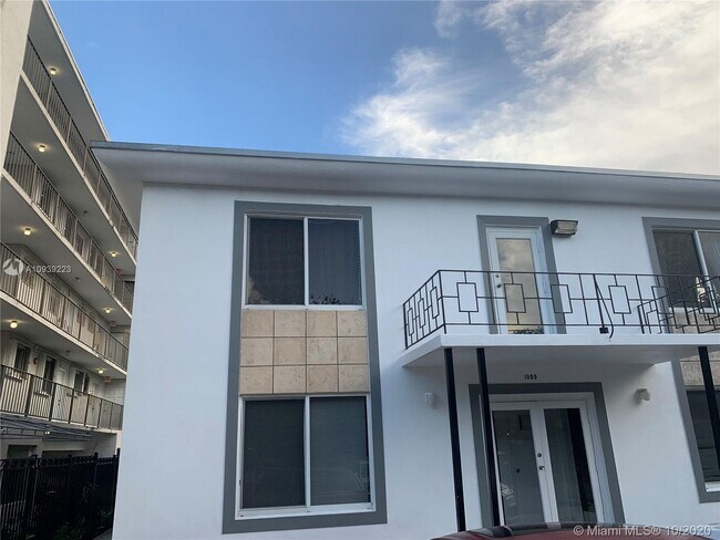 1000 Biarritz Dr-Unit -4 in Miami Beach, FL - Foto de edificio - Building Photo