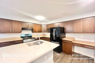 Elegant 4-Bed 2.5-Bath Townhouse with 2,00 in London, ON - Building Photo - Building Photo