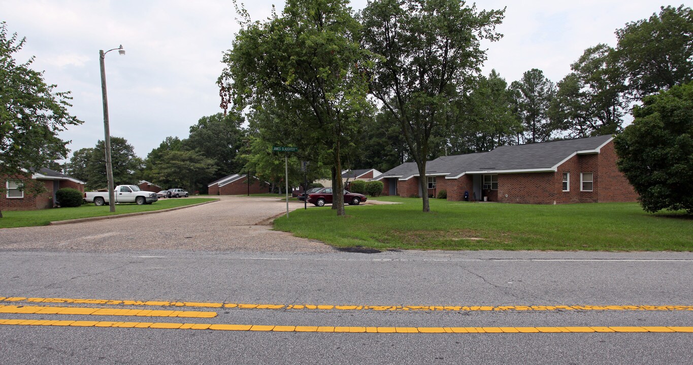 102-109 Decker Dr in Fuquay Varina, NC - Foto de edificio