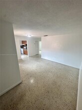 720 W 16th St in Hialeah, FL - Foto de edificio - Building Photo