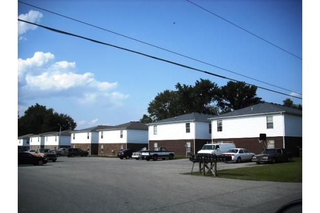 Creekside Apartments in Charlestown, IN - Foto de edificio - Building Photo