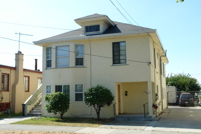 1520 Alcatraz Ave in Berkeley, CA - Foto de edificio - Building Photo